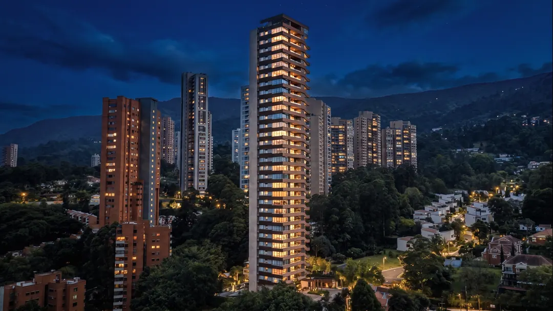 Torre CANTAGIRONE SETTE iluminada al anochecer sobre El Poblado